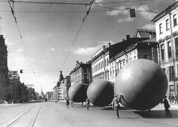 Aircraft Balloons on the Avenue of 25th October. Photo by D.Trakhtenberg. 1941.